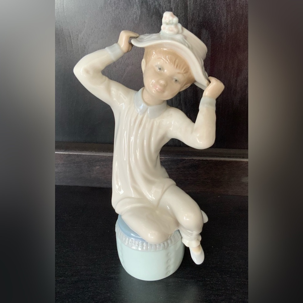Lladro Girl with Hat 1147 Figurine